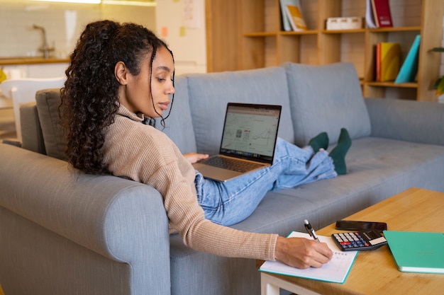 Étudier la comptabilité à distance depuis les DOM-TOM : rester motivé et organisé