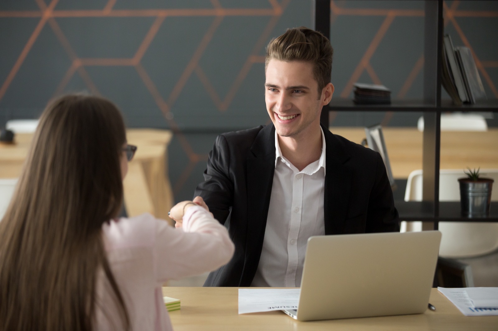 Jeune candidat serrant la main de son employeur après un entretien alternance comptabilité DOM-TOM