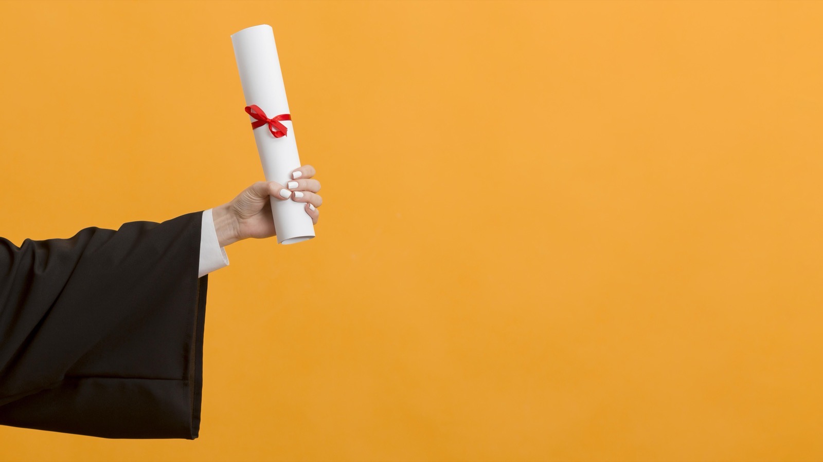 Jeune diplômé tenant son diplôme d'expertise comptable dans les DOM-TOM