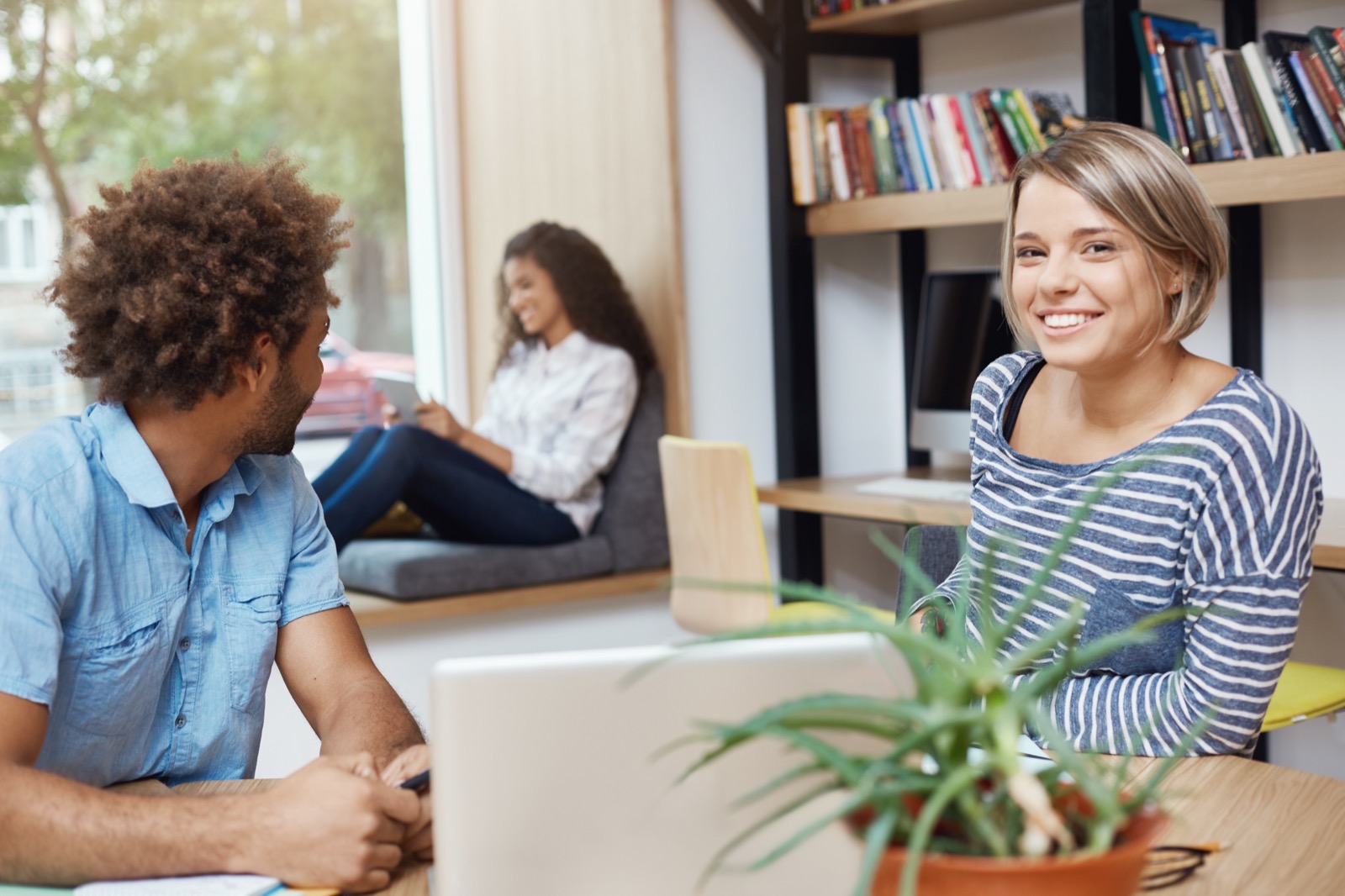 Groupe d'étudiants en comptabilité travaillant ensemble en bibliothèque universitaire