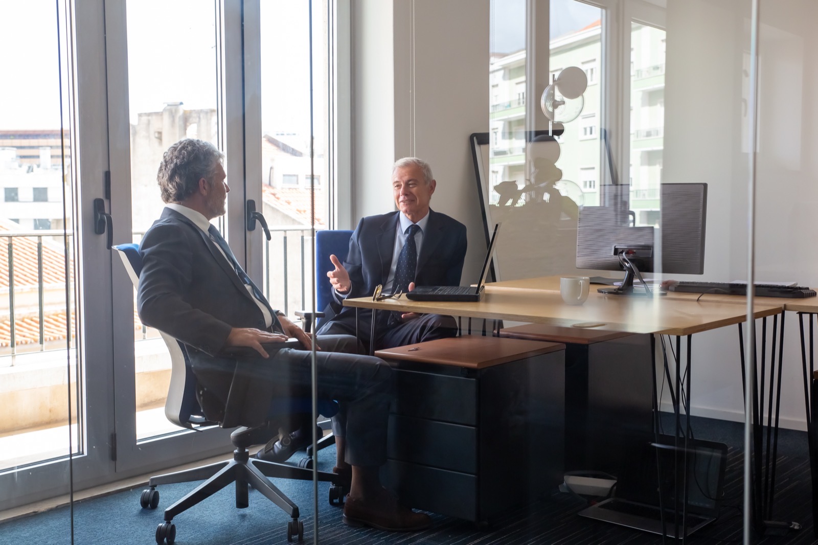 Expert-comptable en réunion avec un client dans un cabinet des DOM-TOM