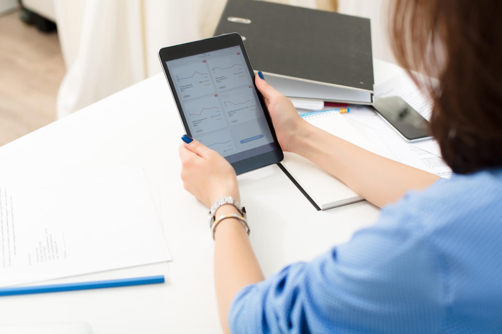 Facturation électronique comptable Outre-mer : analyse de données financières sur tablette