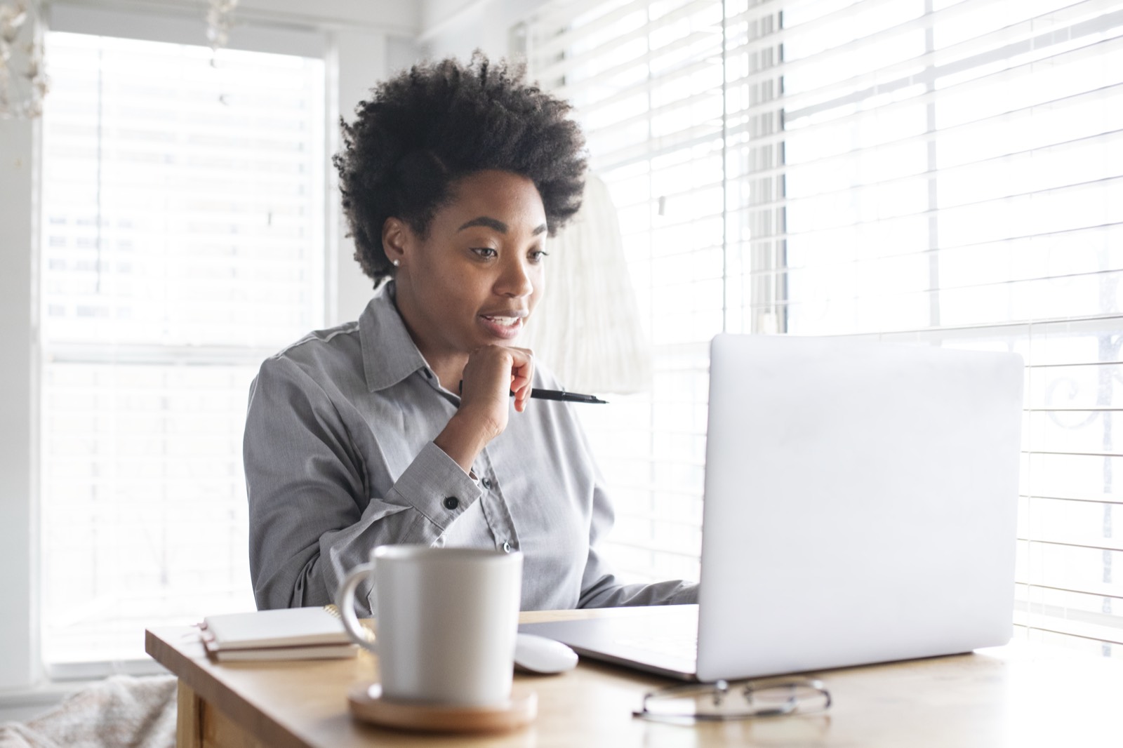 Étudiante en cours en ligne dans le cadre d’une formation comptable certifiée Qualiopi